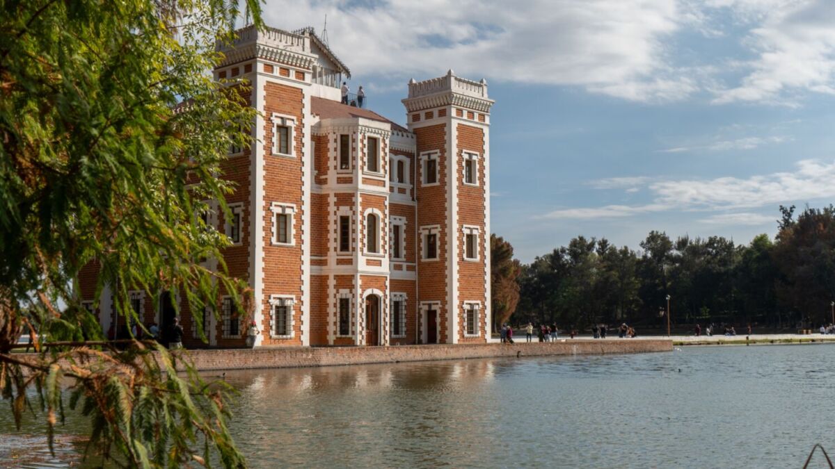 El castillo inglés a una hora y media de la CDMX donde puedes recorrer jardines, senderos y un lago en lancha