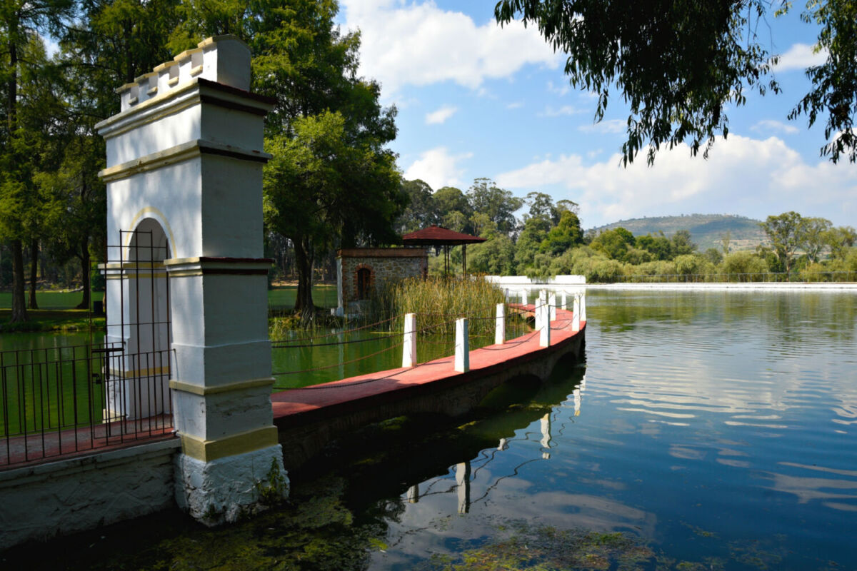 lago artificial en una hacienda mexicana 