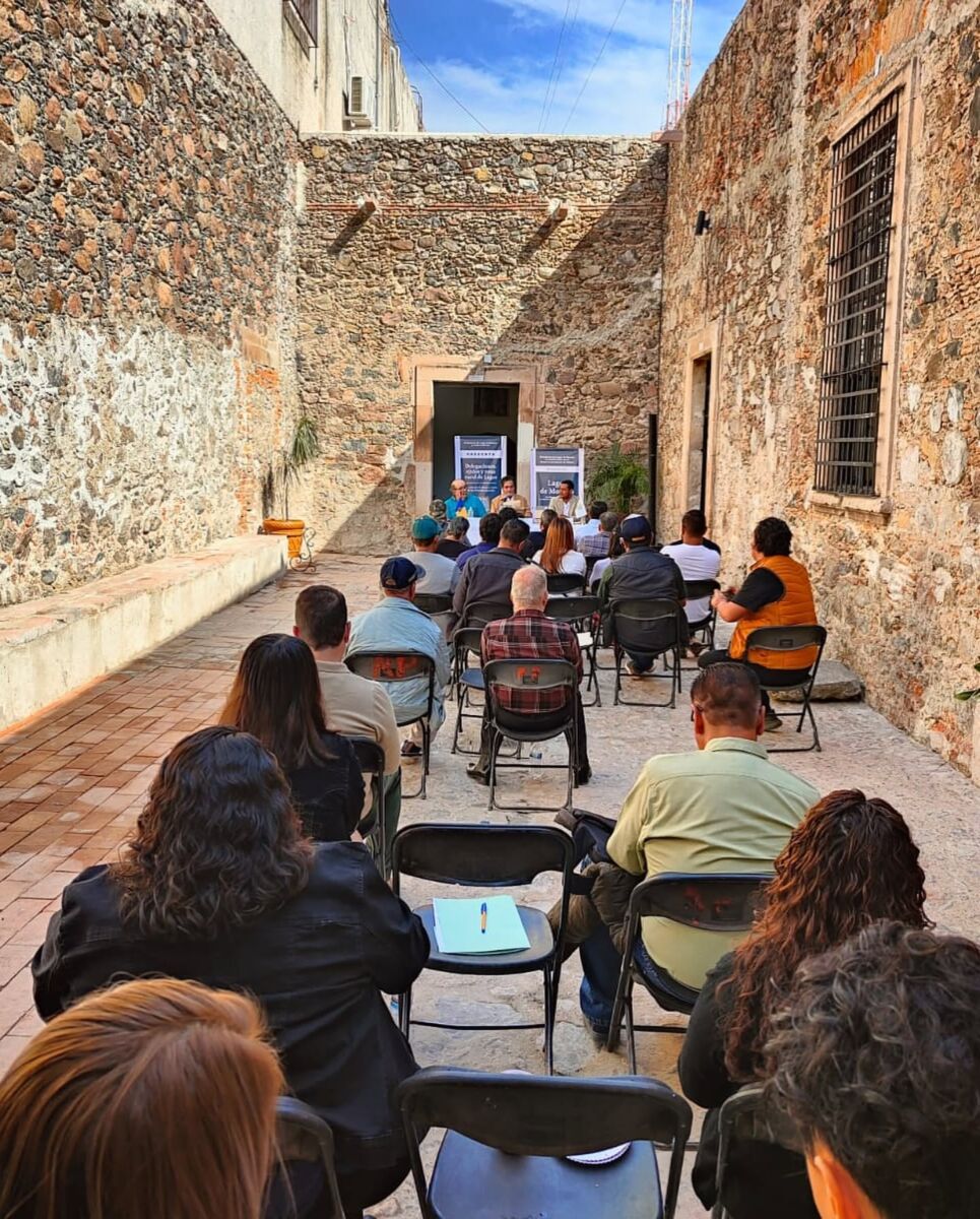 presentación de libro en un edificio de piedra