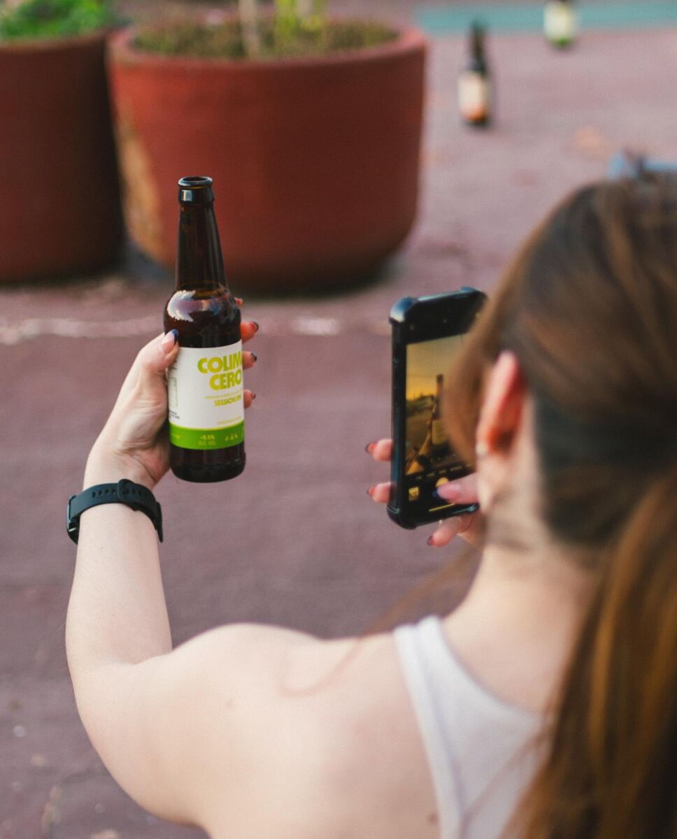 Mujer tomando foto colima cero