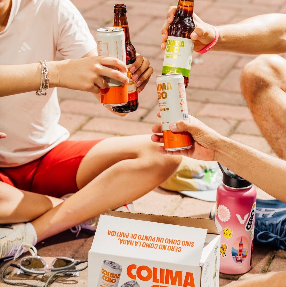 gente brindando con colima cero