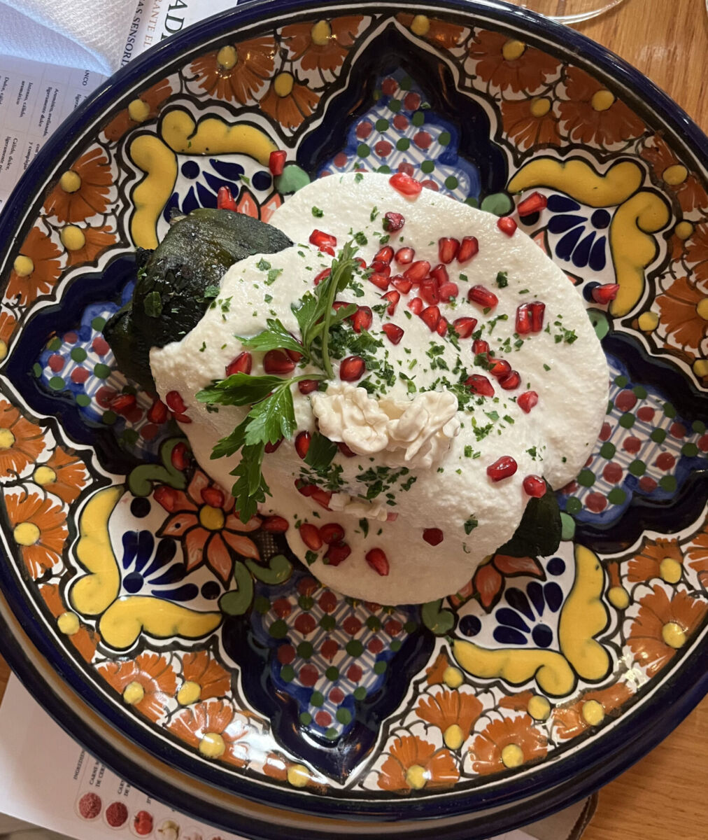 chile en nogada en un plato de Talavera