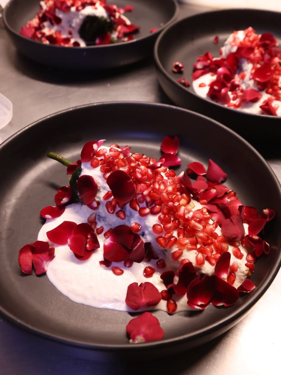 chile en nogADa con pétalos de rosa