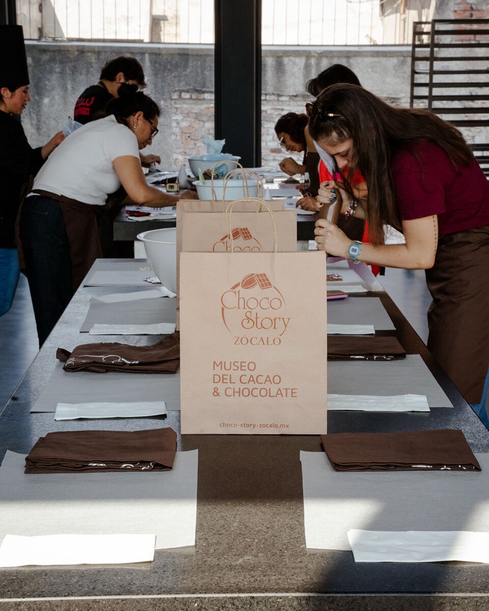 peronas en taller de elaboración de dulces