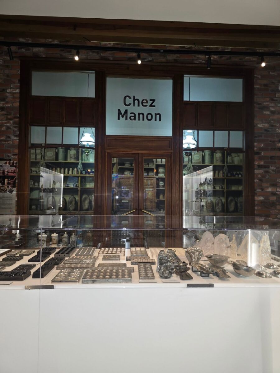 sala de museo con objetos de apreciación