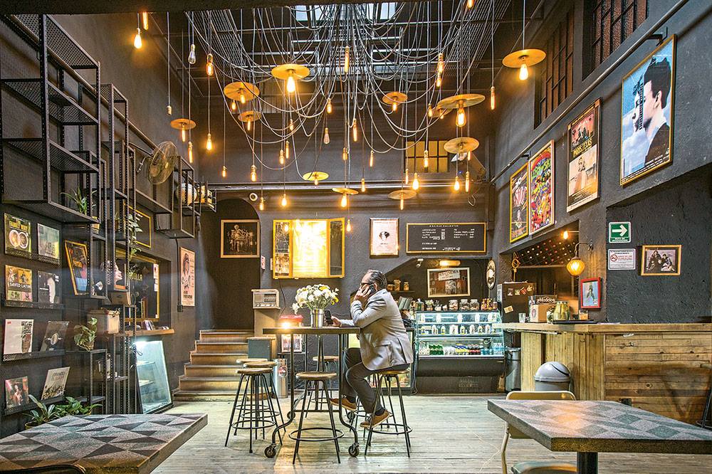 cafeteria acogedora con luces cálidas y mesas amplias
