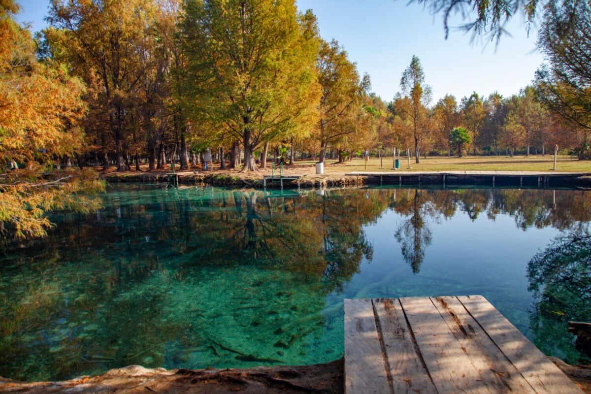 Laguna de Media Luna de día en otoño
