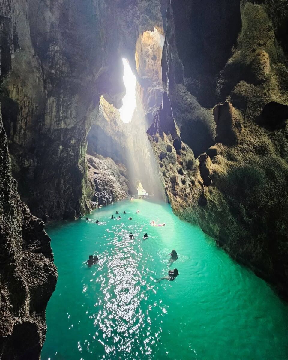 gruta con agua turquesa en Río Tamuin 