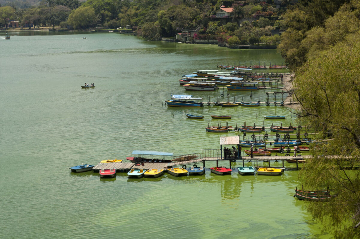 kayak en el lago de amatitlán en guatemala