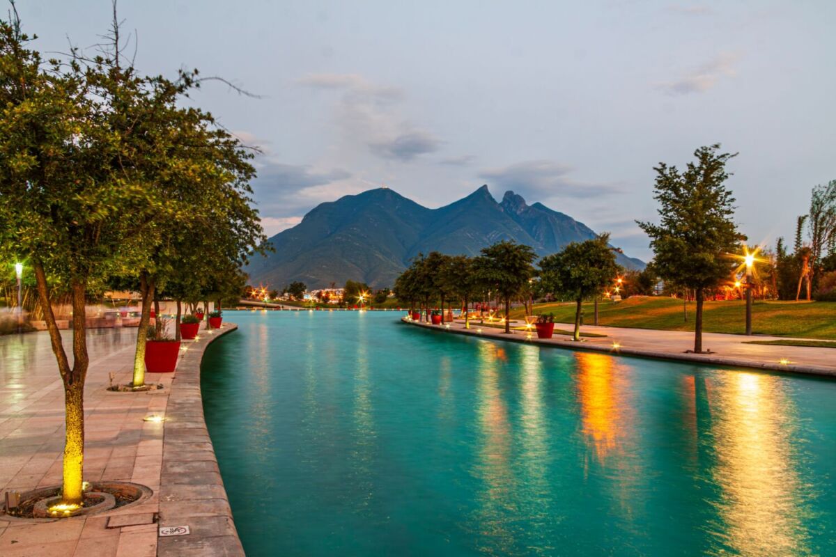 lago santa lucía en monterrey al atardecer