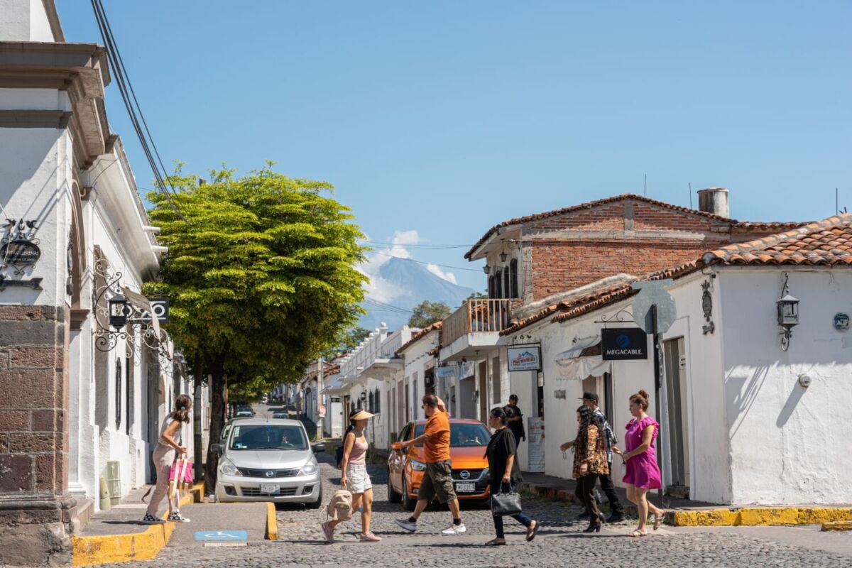 Calles de colima con casita blancas