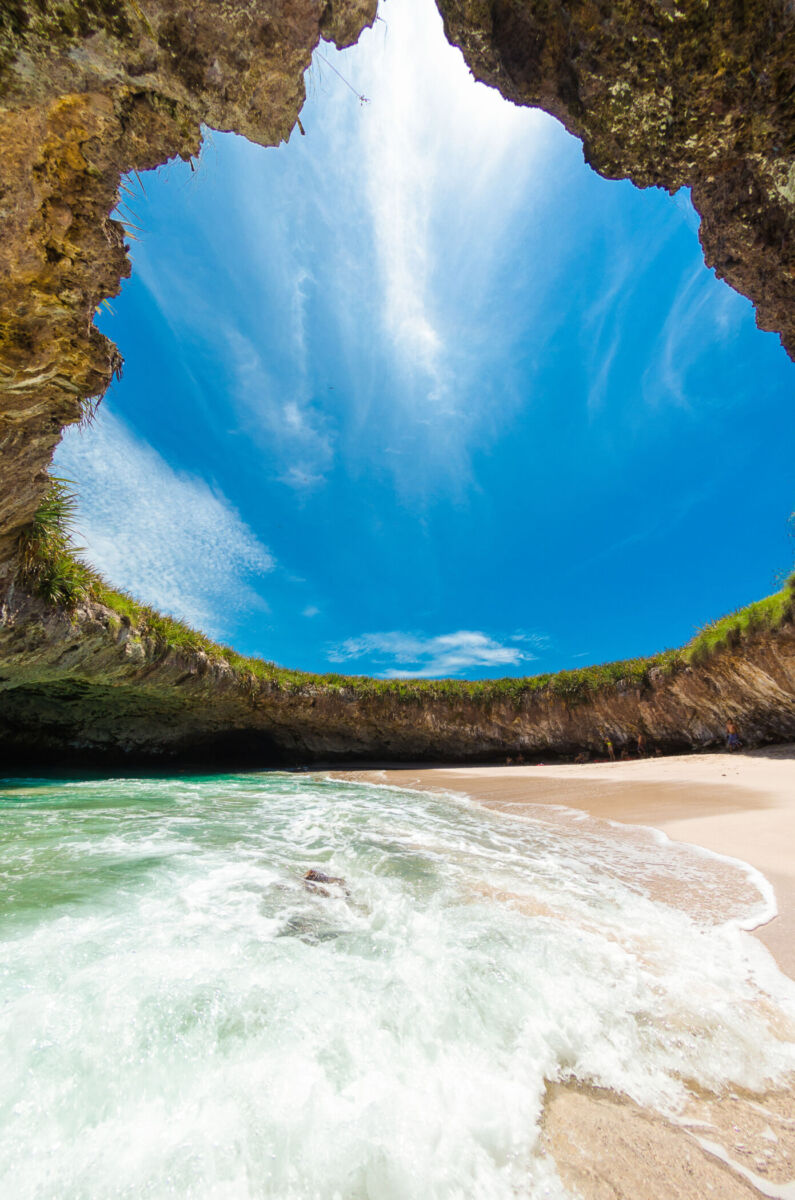 Vista panorámica desde el interior de la cueva de la Playa del Amor en Nayarit