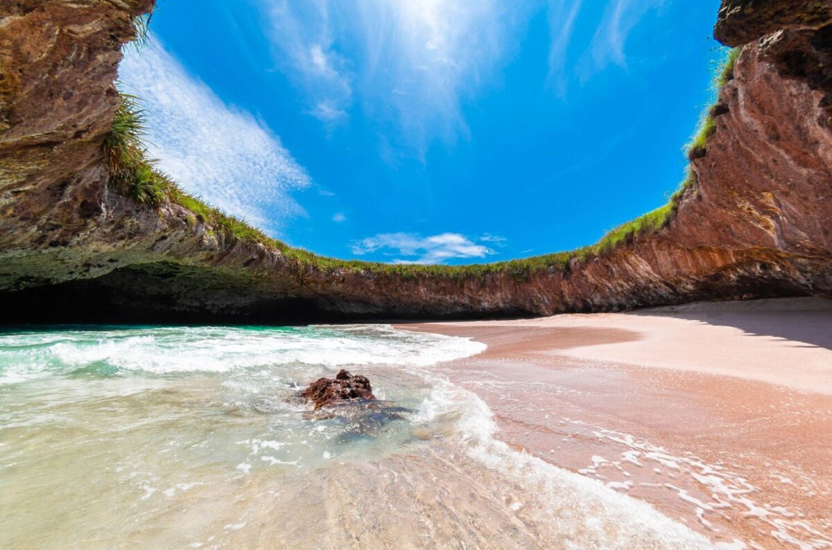 Vista completa del Interior de la cueva/playa del Amor en Nayarit