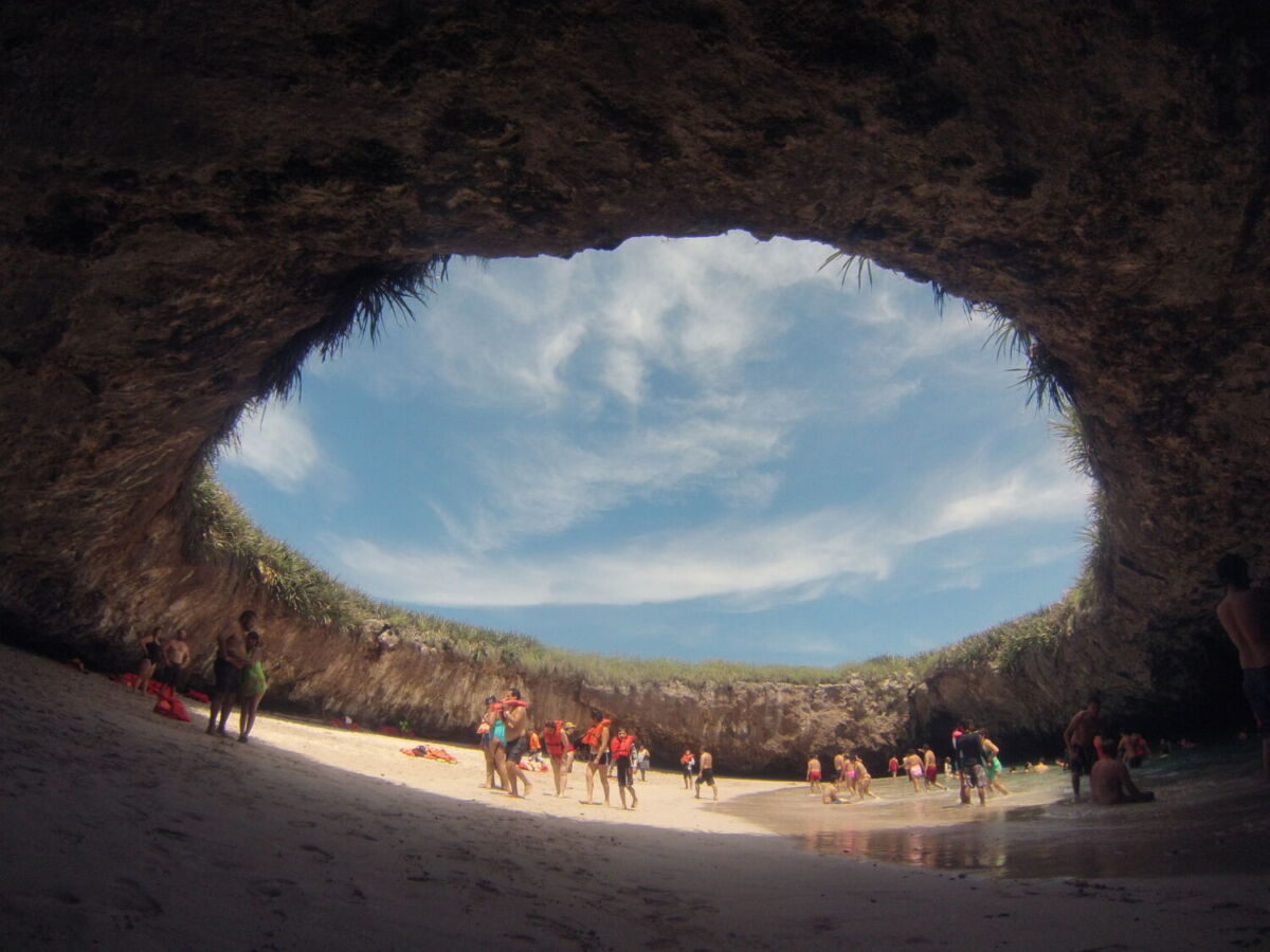 Un pequeño grupo de turistas dentro de la Playa del Amor en Nayarit  