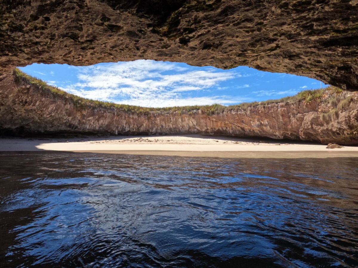 Vista completa del Interior de la cueva/playa del Amor en Nayarit