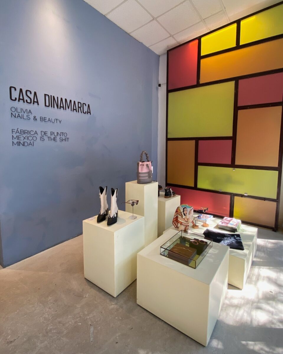 Casa Dinamarca con accesorios al frente y diseño en corredor juárez