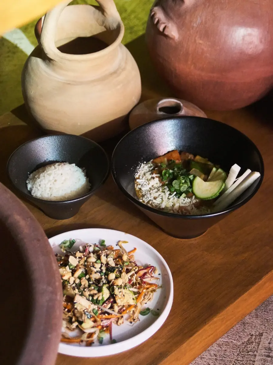 comida asiatico mexicana con vasijas de asia y mexico 