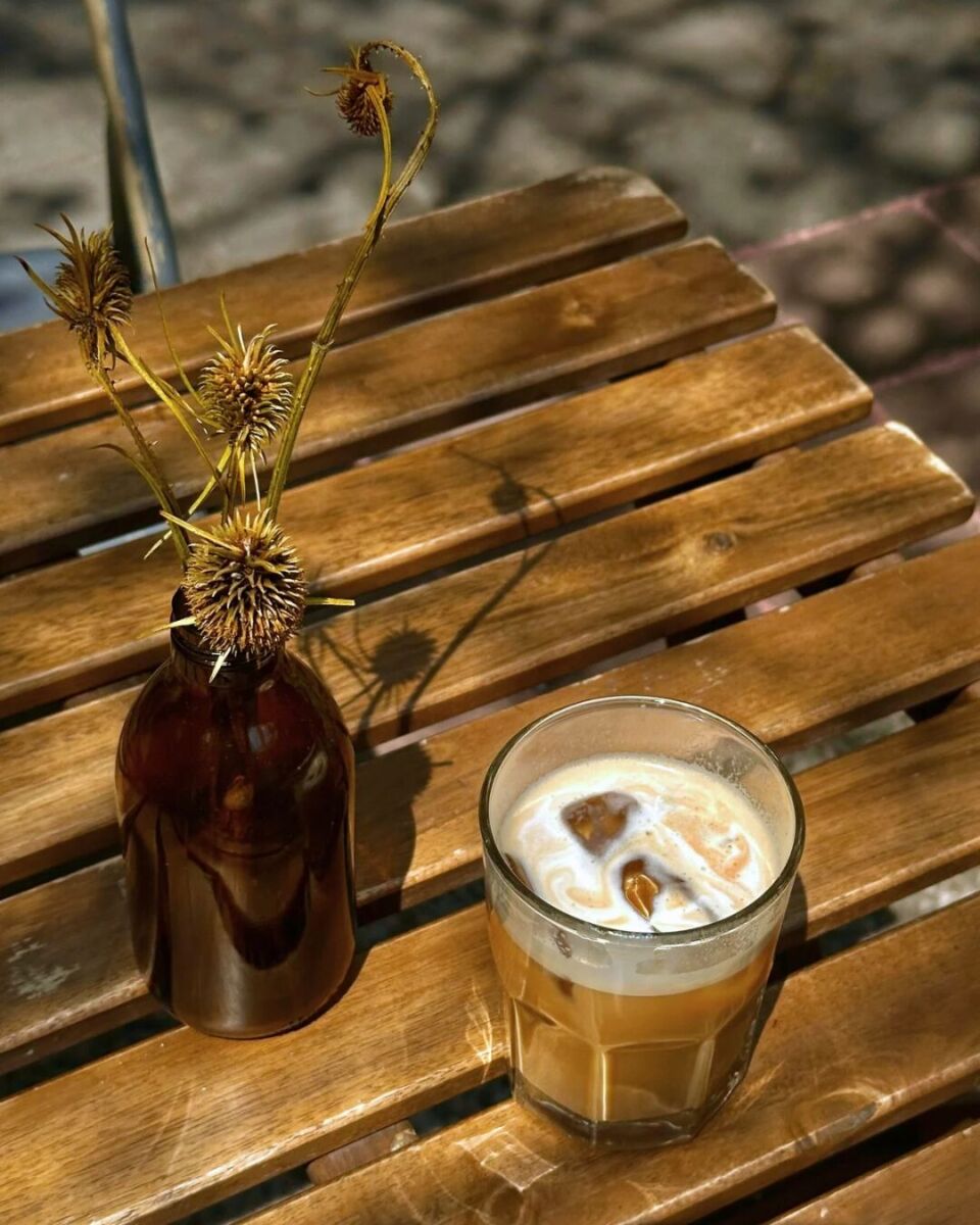café frío de Ese Café con plantita en mesa al exterior 