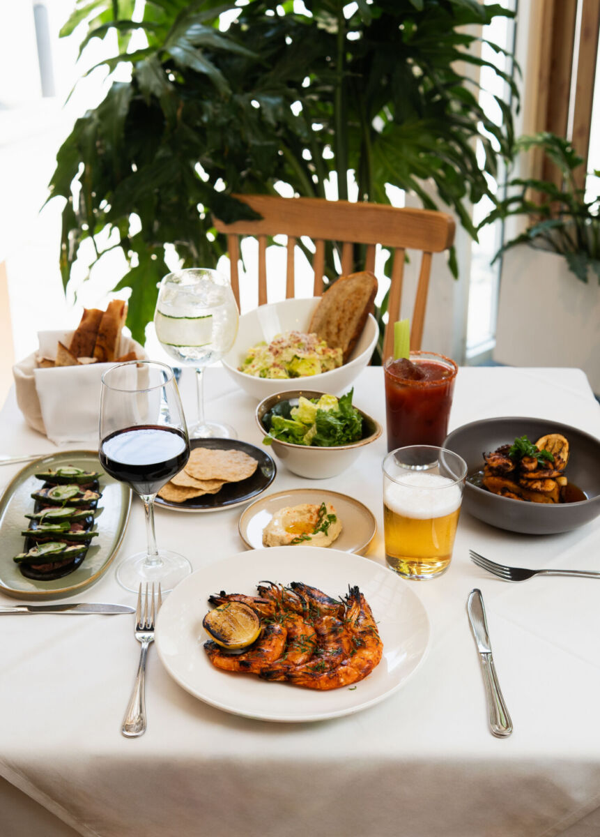 mesa de un restaurante con comida