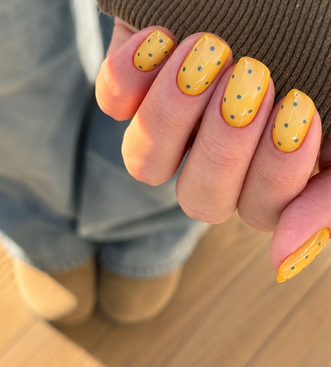uñas color amarillo con polka dots