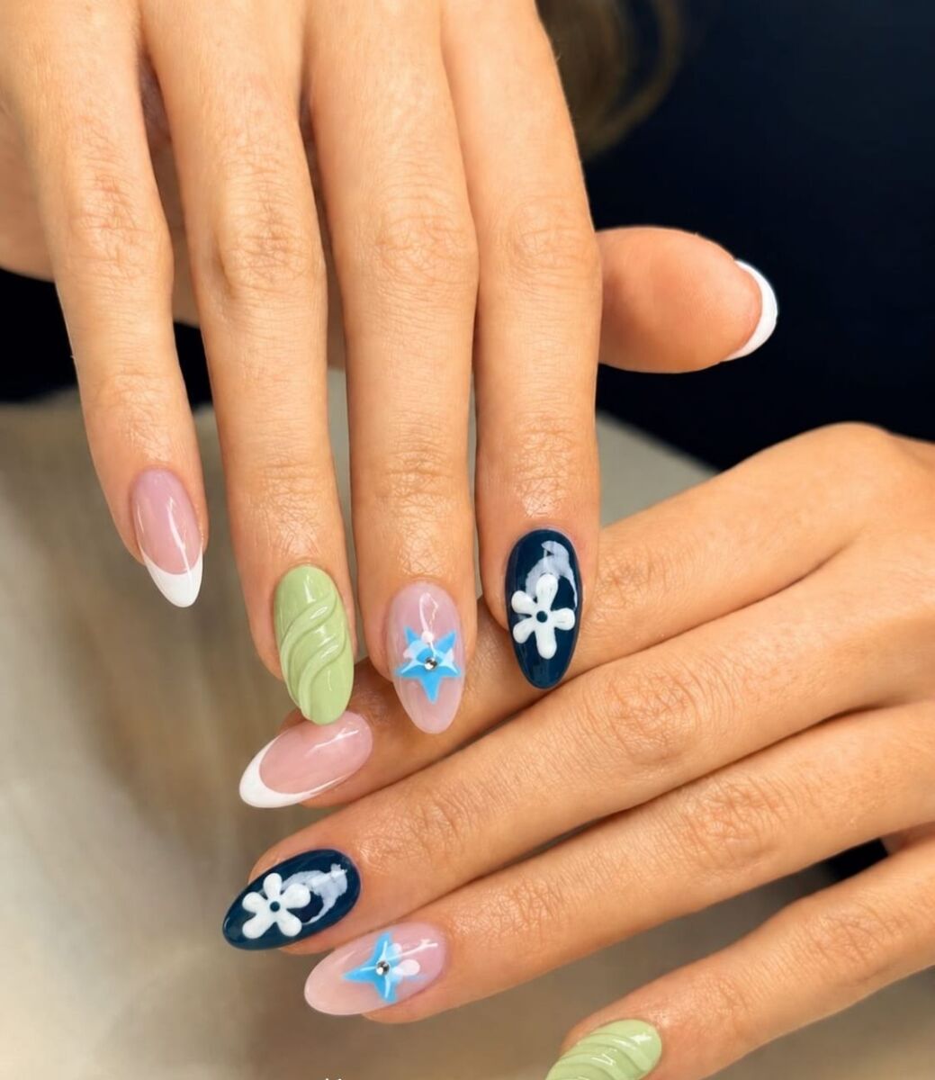 diseños tropicales de uñas en azul y verde