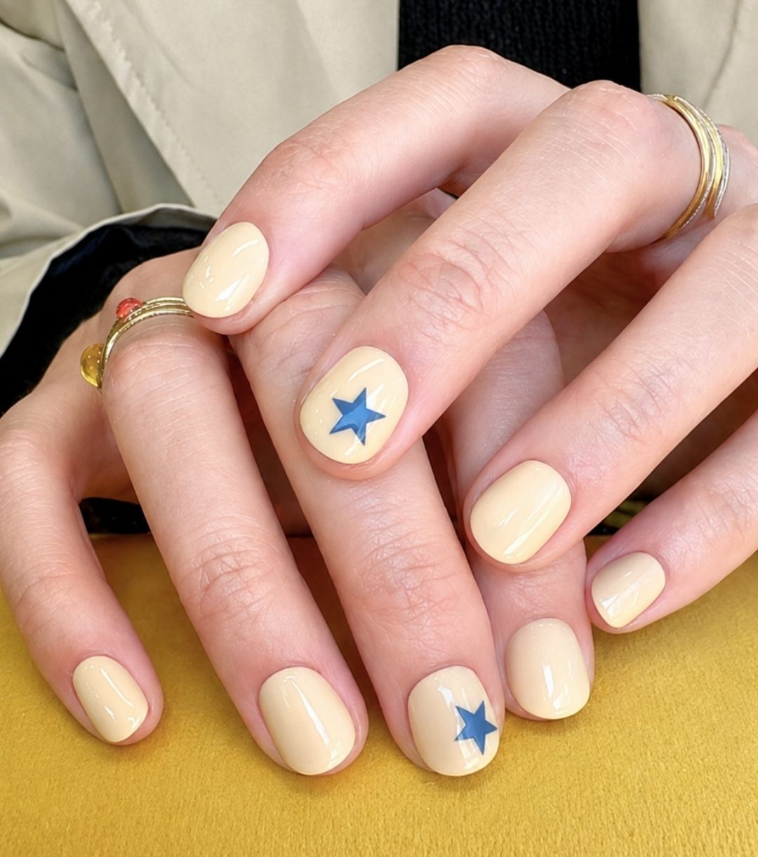color amarillo mantequilla para la manicura de temporada