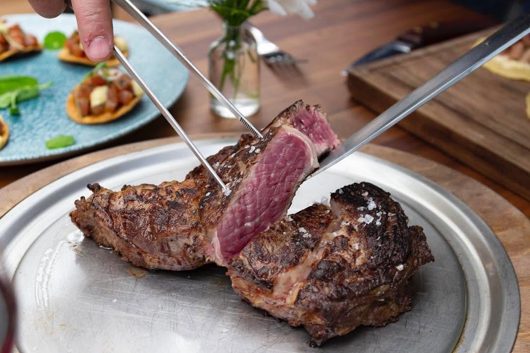 Trozo de carne en Dante Brasa y Fuego