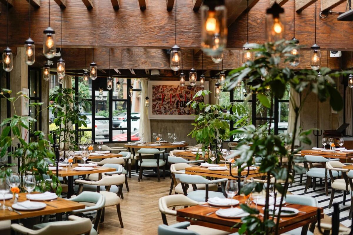 Interior del restaurante DANTE Brasa y Fuego en Polanco, CDMX  