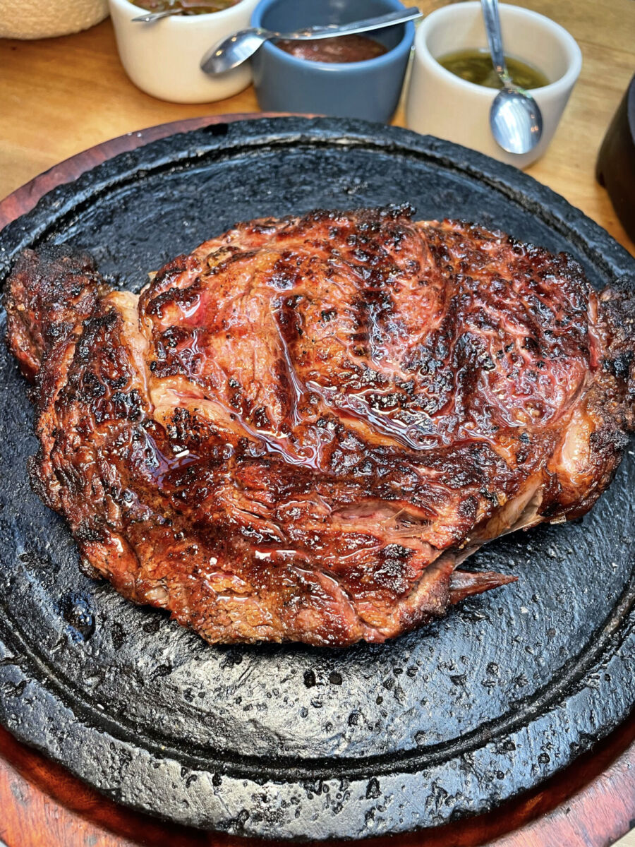 Trozo de carne rib eye en el restaurante Dante Brasa y Fuego 