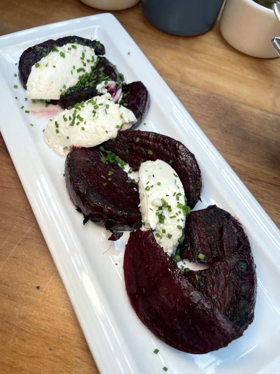 Betabel asado con cremoso de queso de cabra