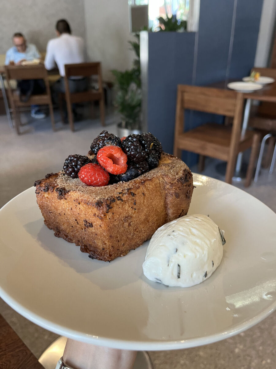 Pan francés con frutos rojos