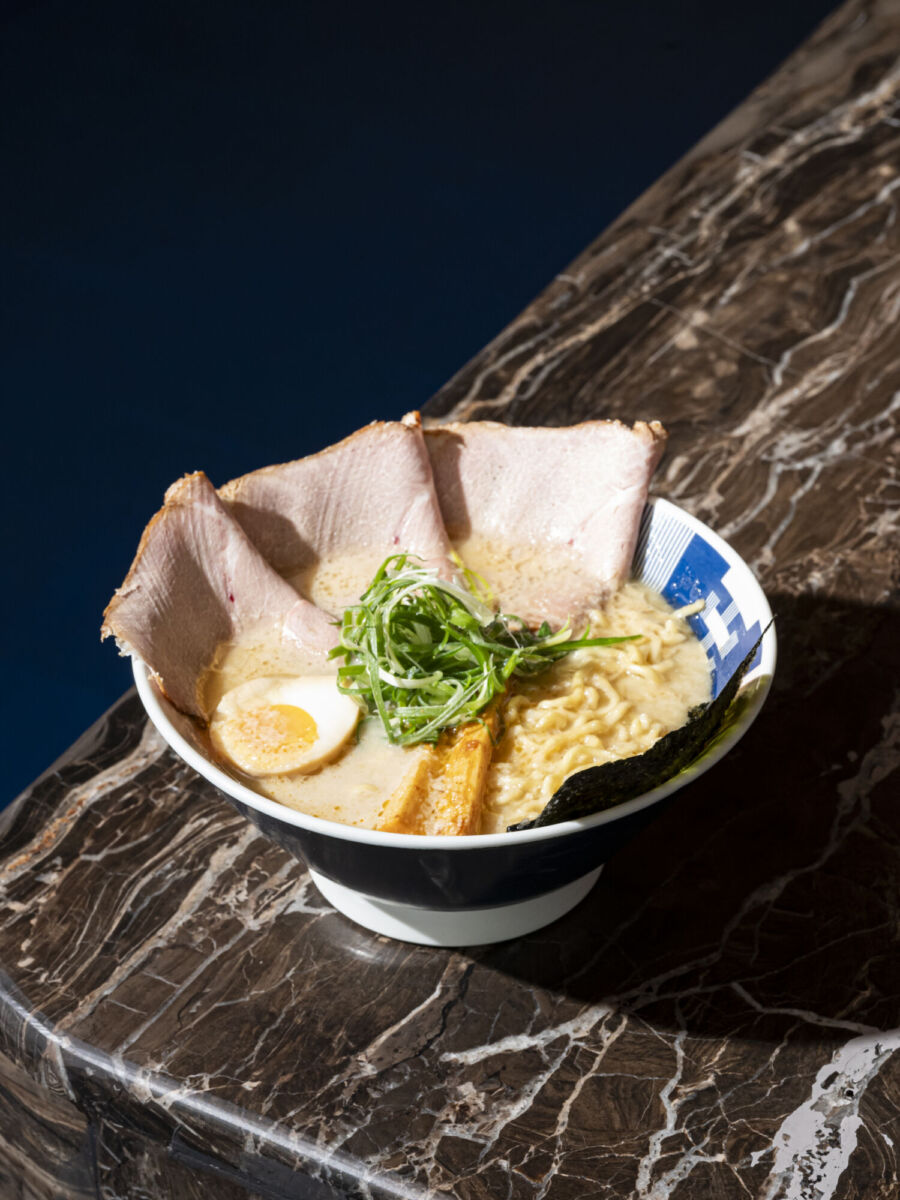 ramen clásico con panceta de cerdo, huevo y cebollín