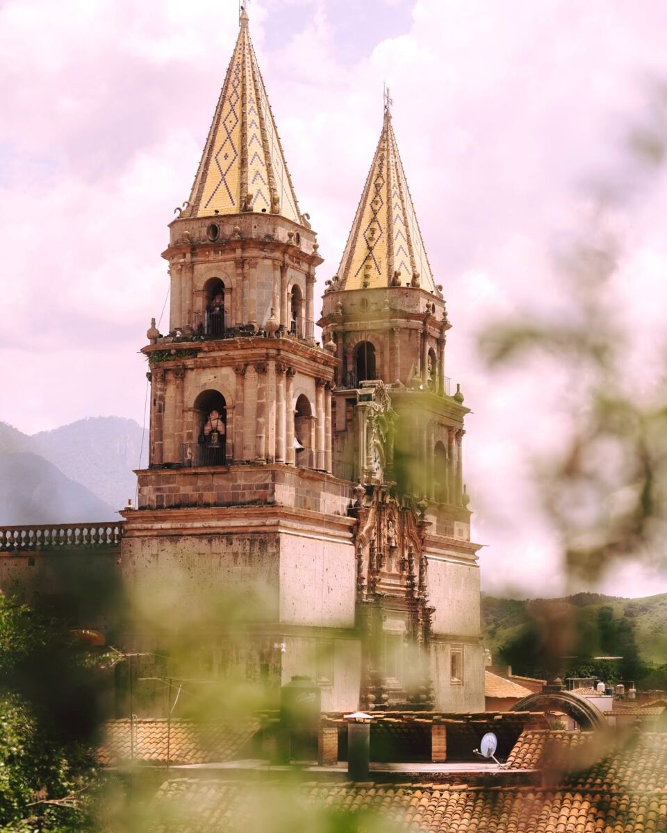 Basílica de la Vírgen de Talpa vista entre los árboles