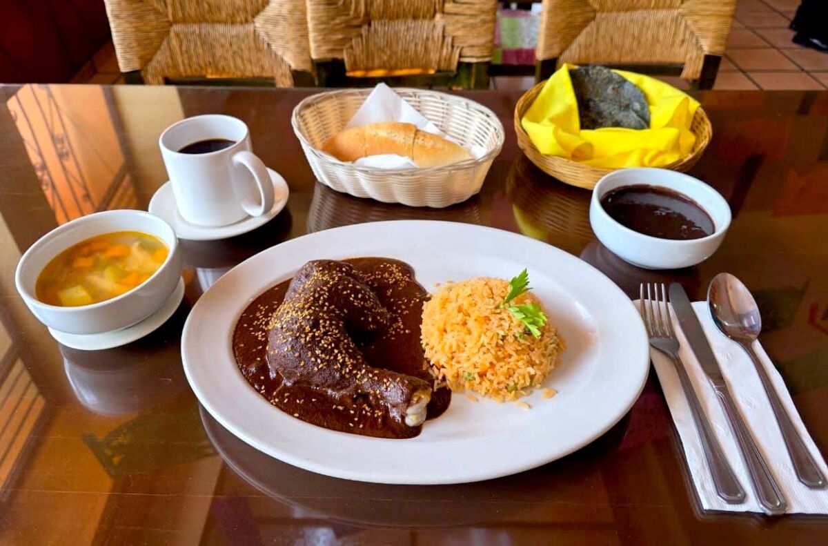 Mole con pollo en el pueblo del mole en la CDMX