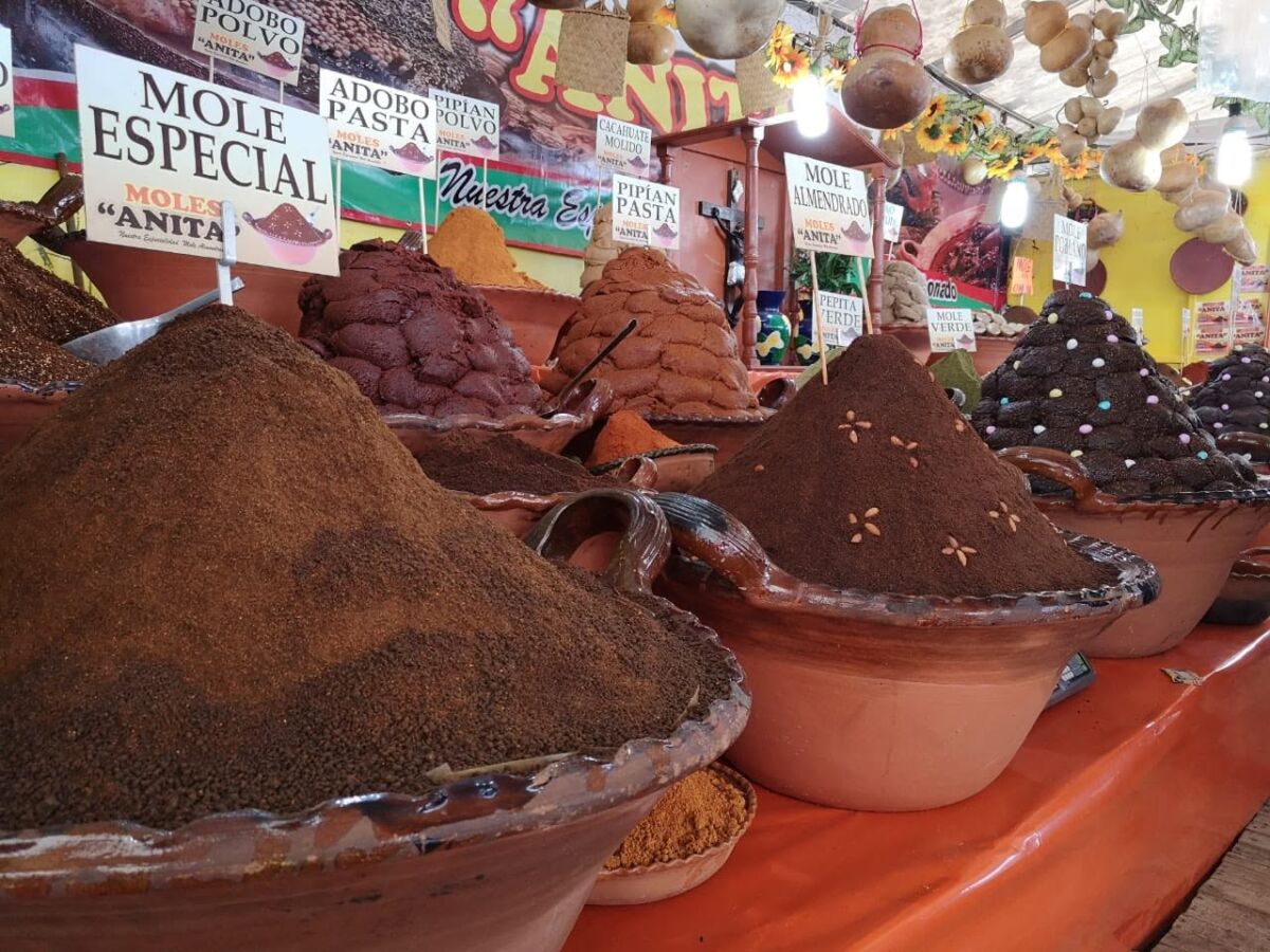 Puesto de moles en San Pedro Atocpan