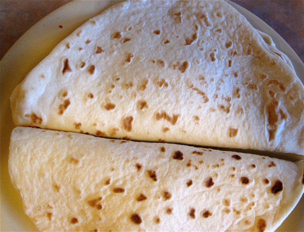 Tortillas de harina recién hechas, dobladas y listas para rellenar, típicas de la cocina chihuahuense