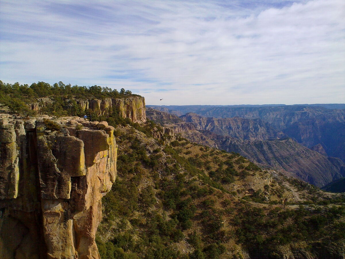 Mirador sobre un acantilado rocoso con vista panorámica de las Barrancas del Cobre en Chihuahua