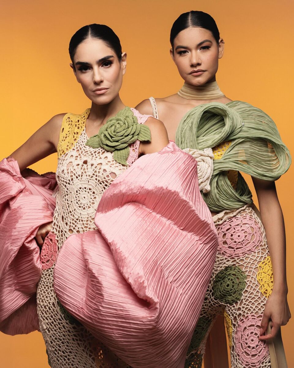 mujeres modelando vestidos de crochet