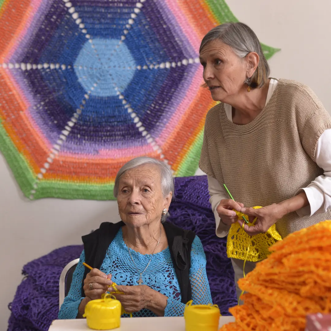 mujeres haciendo crochet en un cuarto