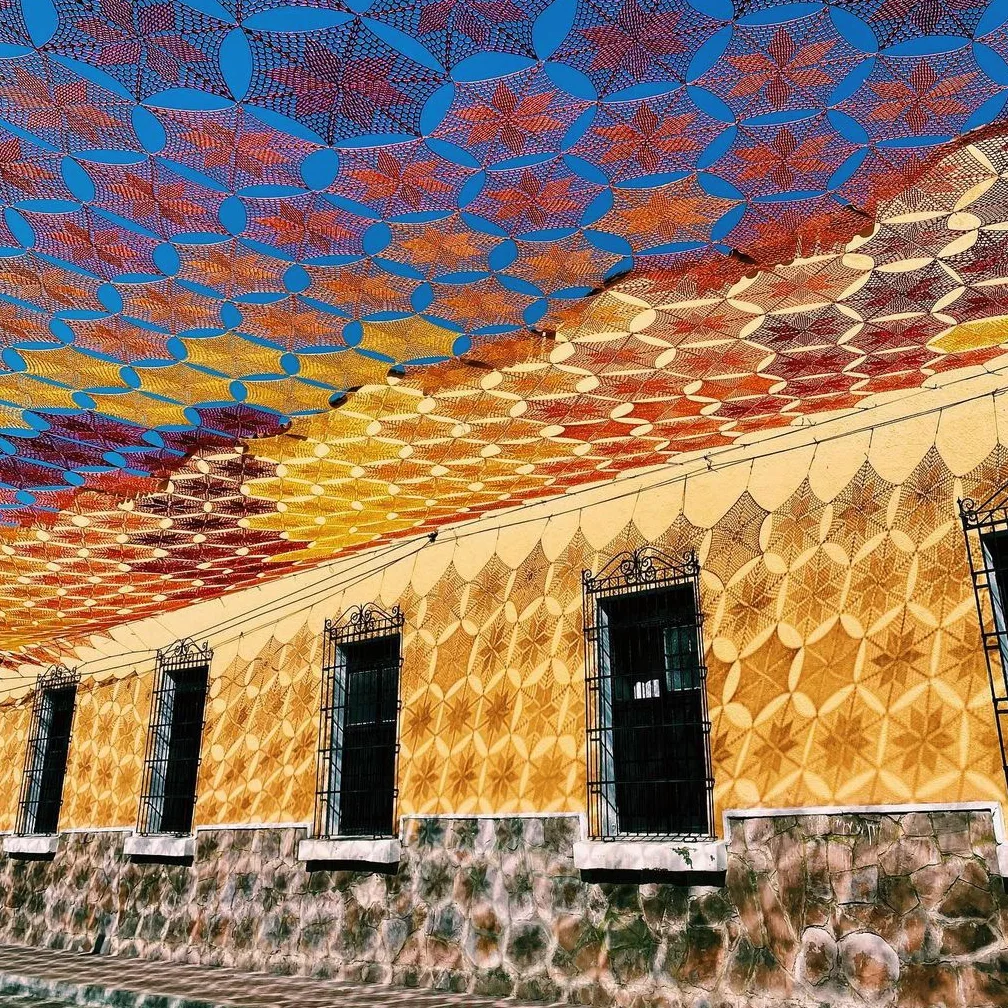 calle cubierta con hexagonos de crochet de día