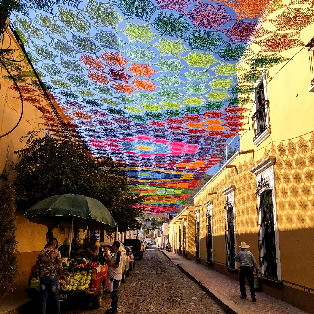 calle cubierta con tejidos de colores en Etzatlán