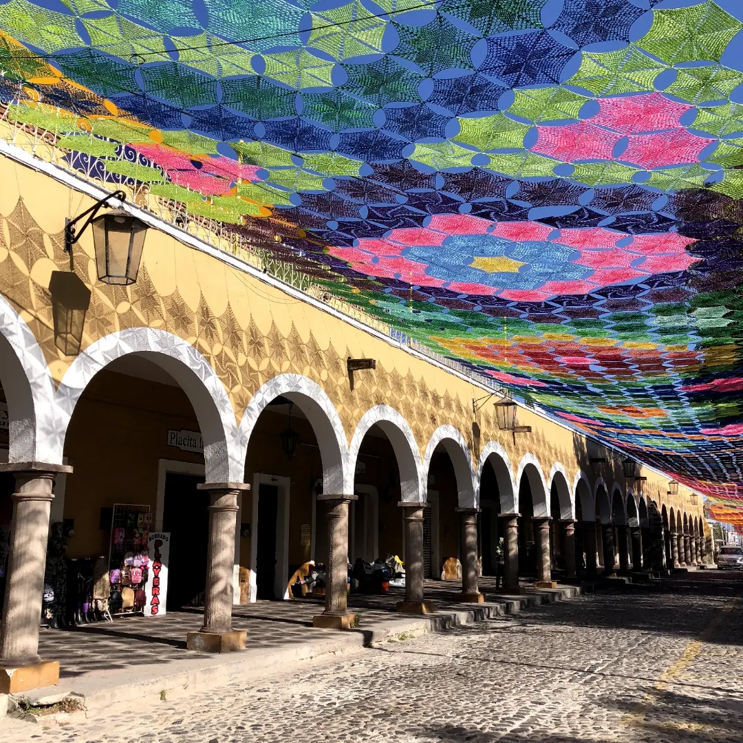 Lona de crochet cubriendo una calle y edificio amarillo en Jalisco