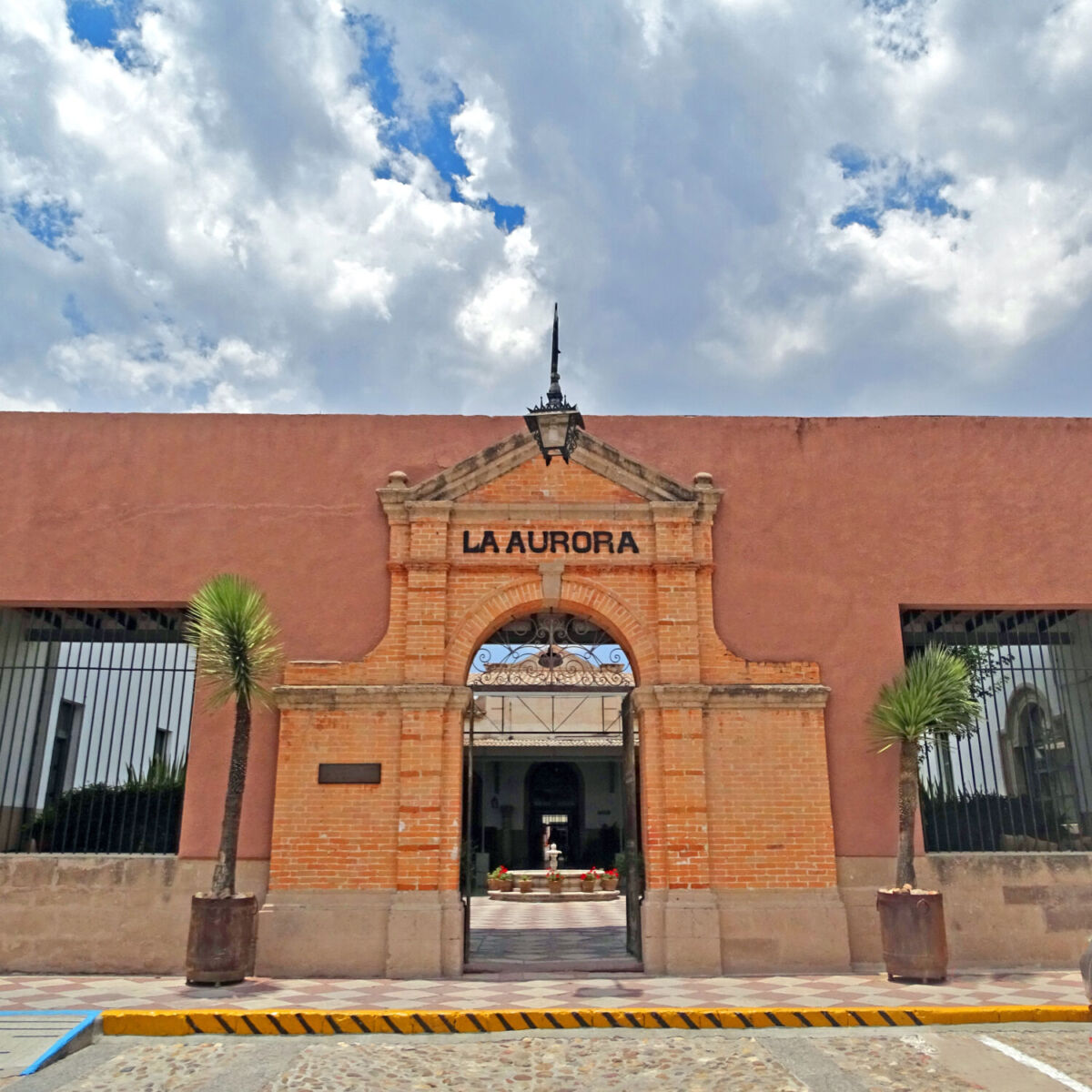 Entrada a la Fábrica La Aurora en San Miguel de Allende