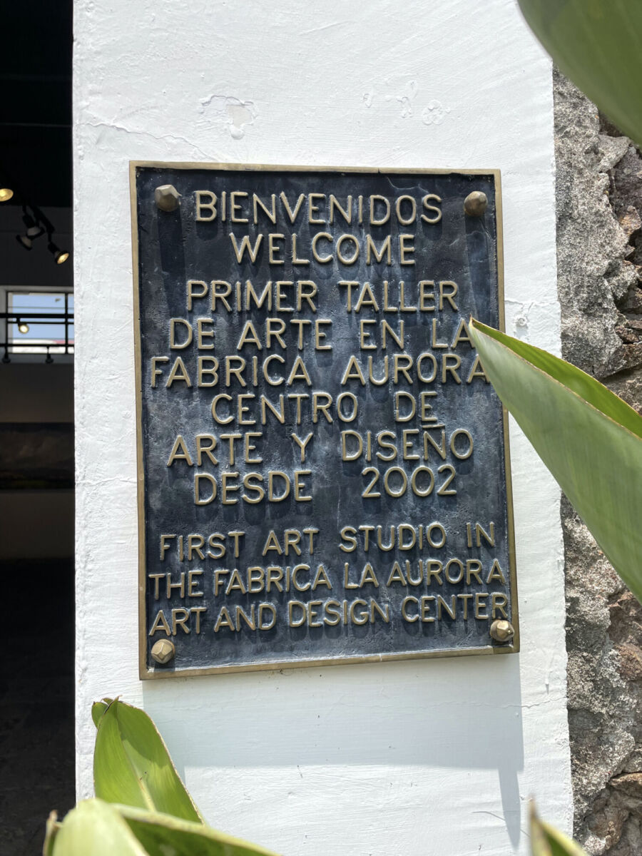 Placa de la primera galería que abrió en la fábrica