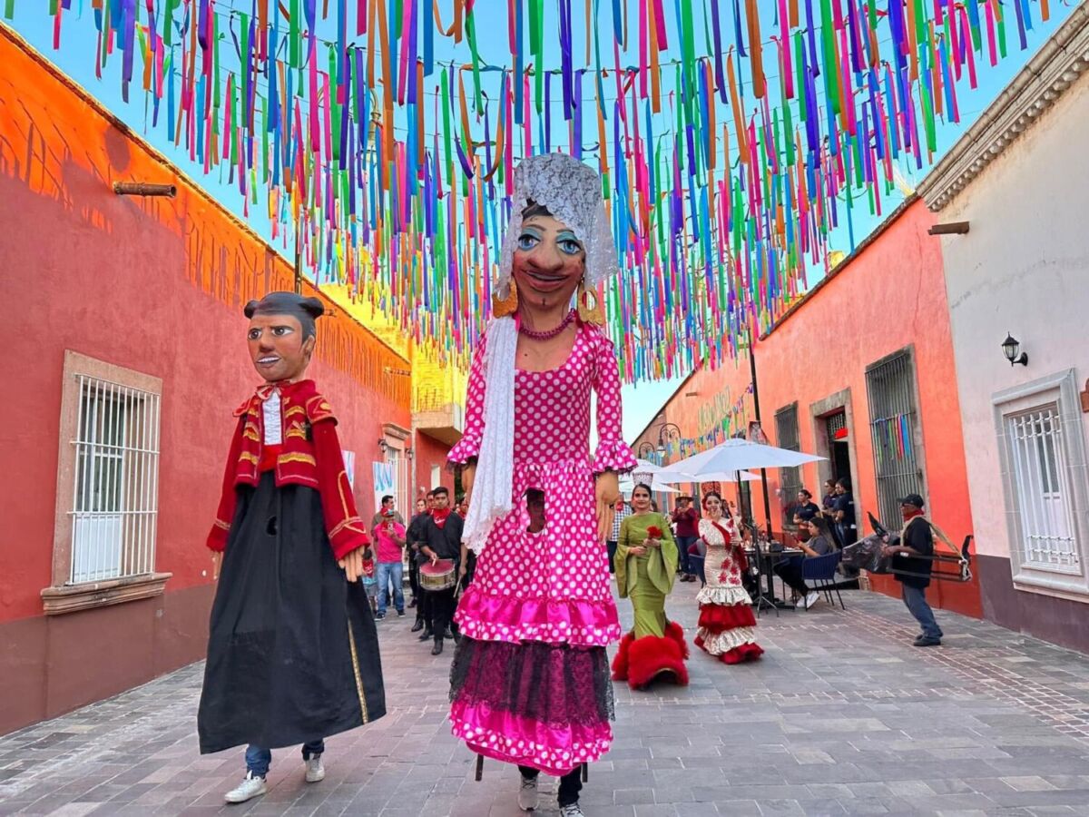 Mojigangas bailando en una calle de Jalpa de Cánovas 