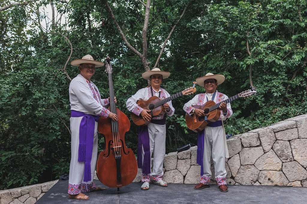 músicos mexicanos con instrumentos de cuerdas