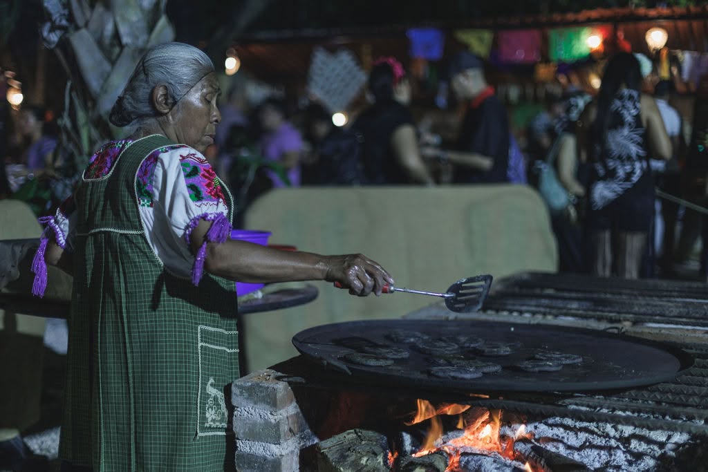 cocinera tradicional con un comal