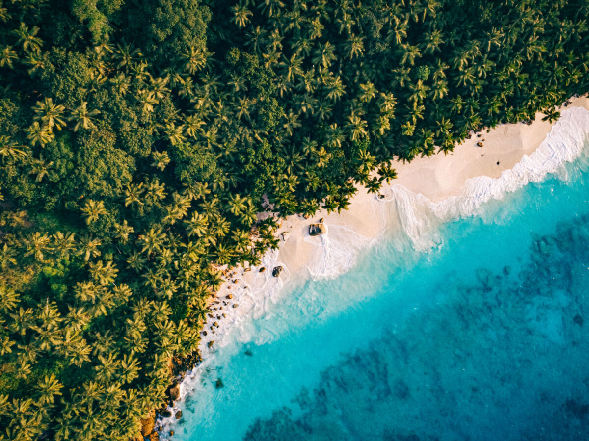foto aérea playa en isla frésate
