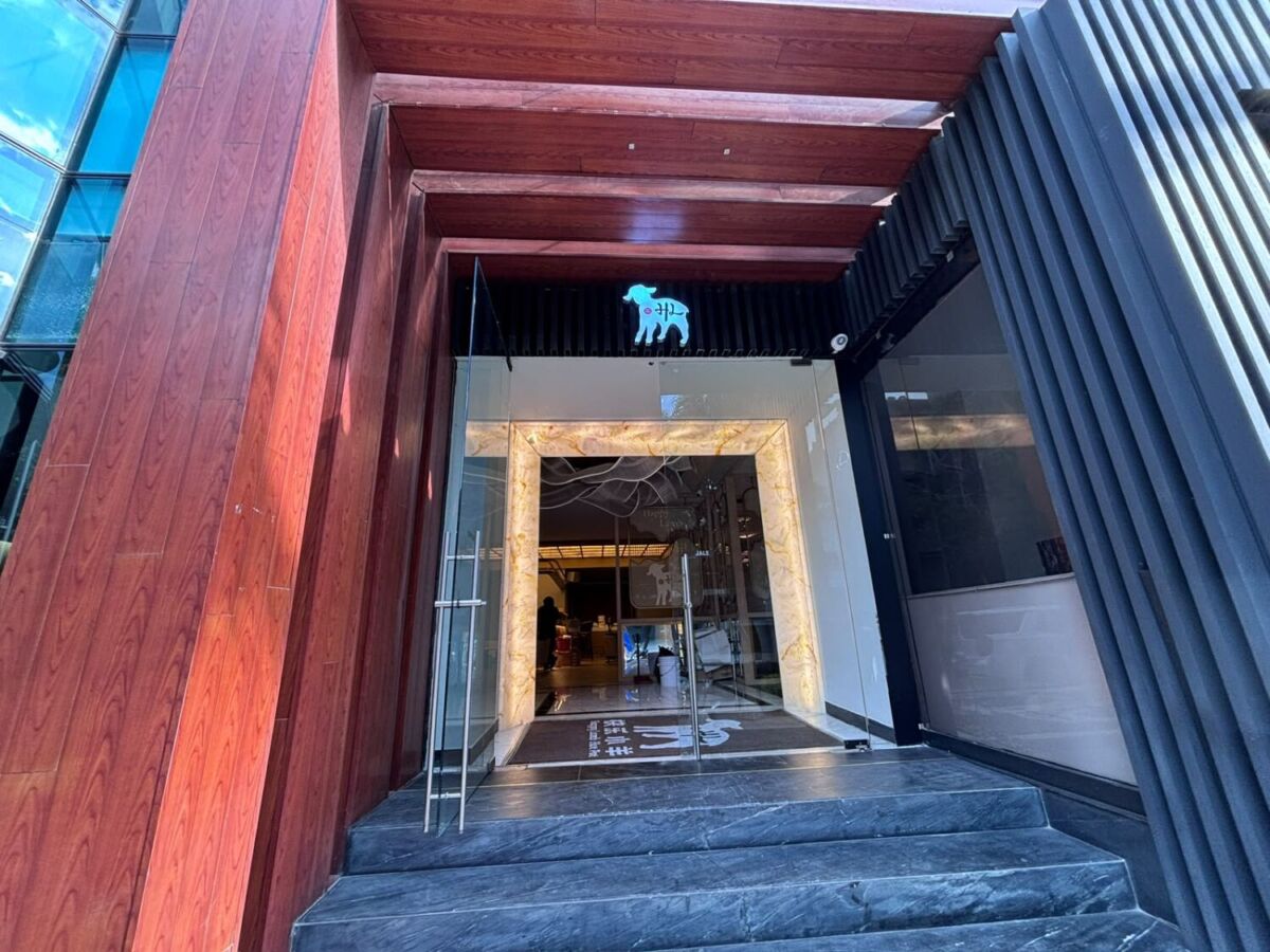 Entrada al restaurante Happy Lamb Hot Pot en CDMX