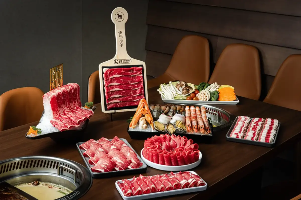 Mesa repleta de ingredientes del tradicional hot pot
